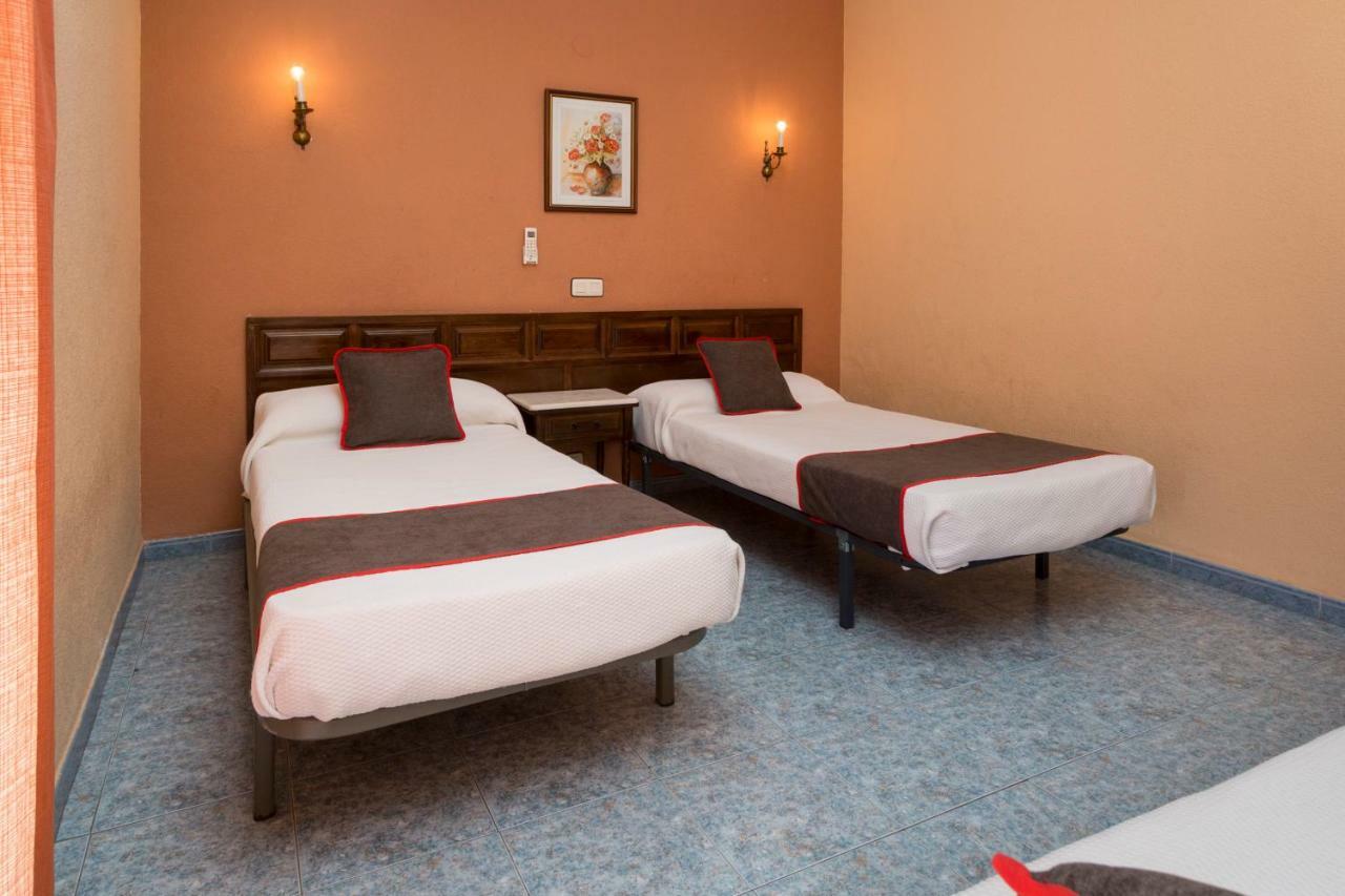 Oyo Hotel Los Alamos Plasencia Exterior photo